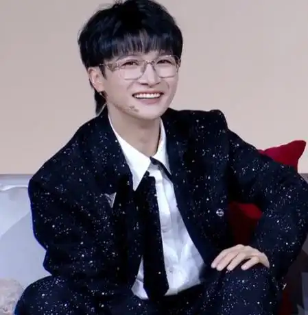 周深又戴金丝眼镜了