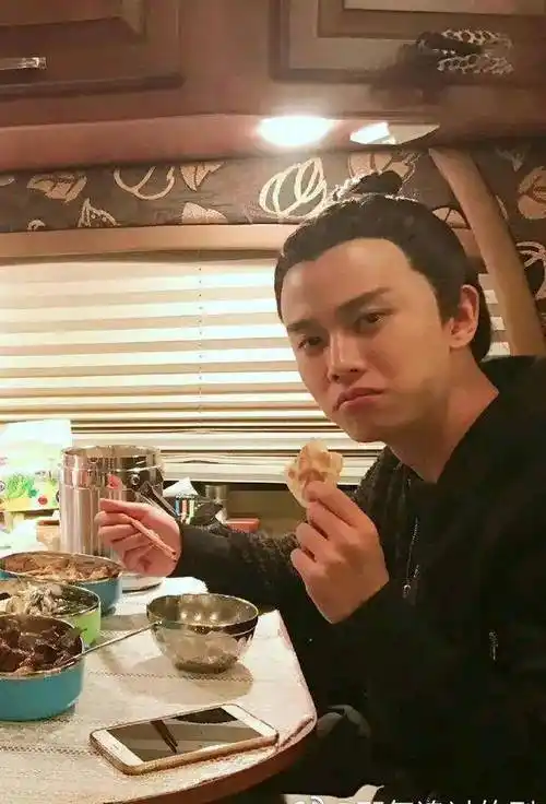 任嘉伦景甜大唐荣耀旧照曝光,同桌吃饭像幼儿园小朋友,可爱极了_电视