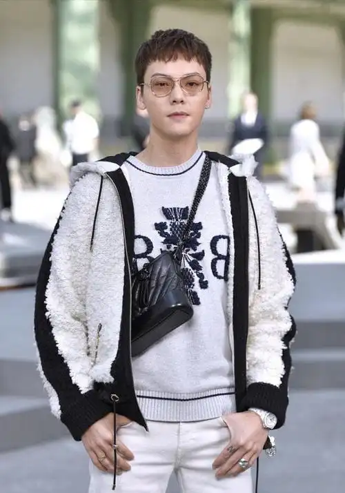 陈伟霆又火了私下穿搭潮流有范穿一身白像个阳光大男孩