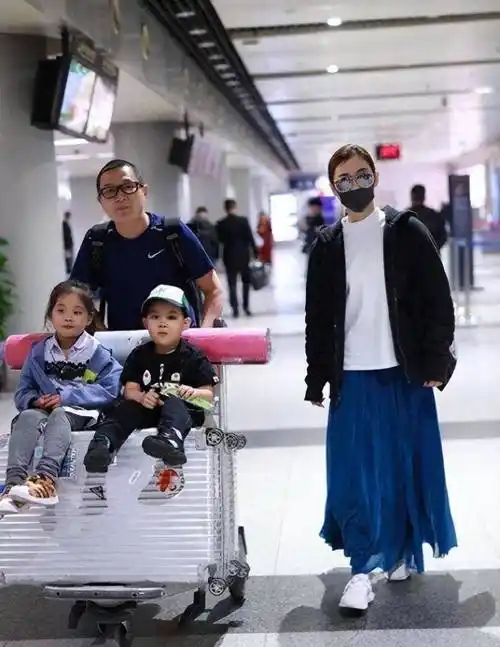 梅婷携女儿现身巴黎,48岁的她老貌尽露,10岁女儿国际脸太高级