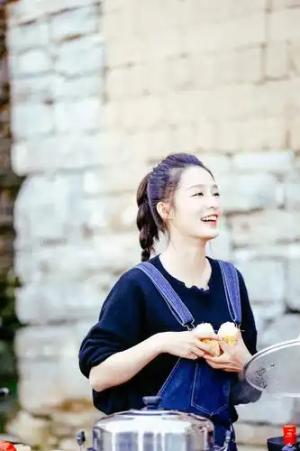 李沁空降《爸爸去哪儿》 特殊身份秒变"孩子王"