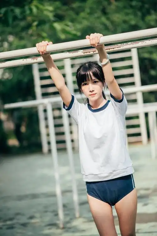 校服女生透露的小性感