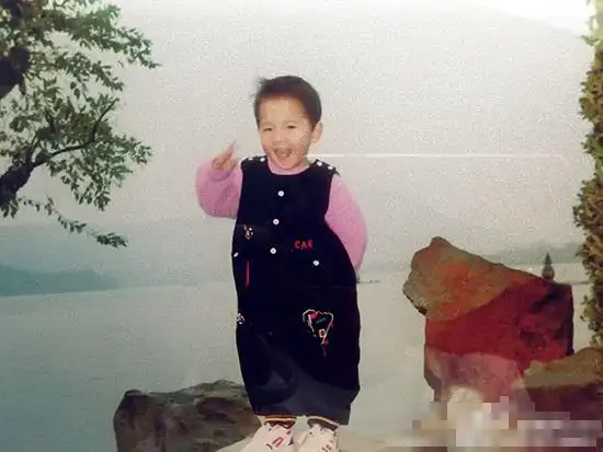 杨洋首曝童年萌照母亲节感恩妈妈