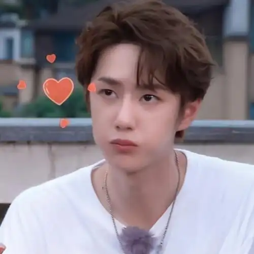 为什么王一博的奶膘那么大?