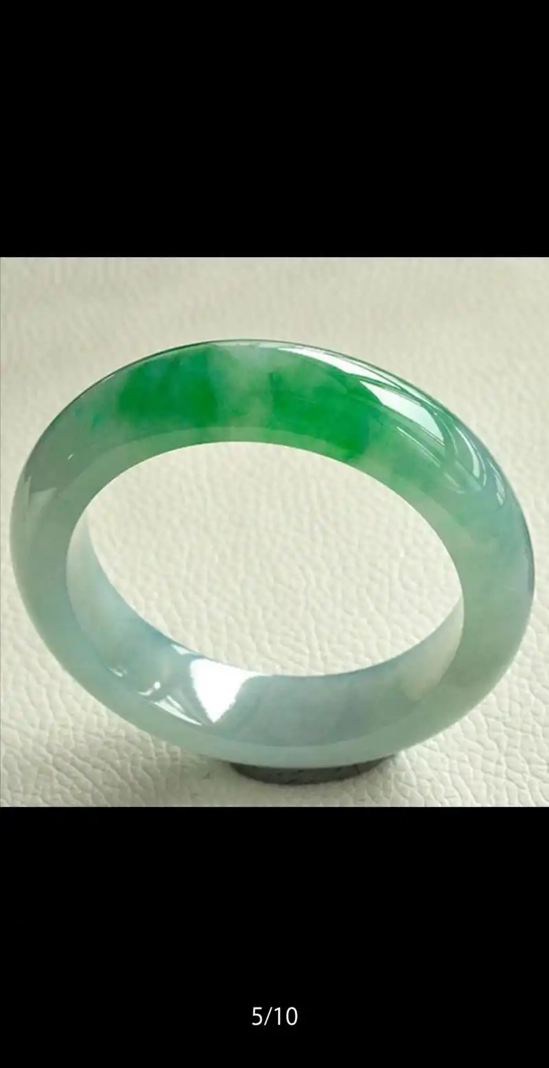 7,翡翠玉手镯好玉手镯加工工艺是一门特殊工艺技术,历代的玉手镯工匠