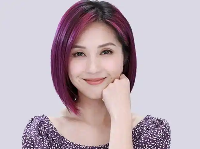 现年47岁的杨千嬅,是歌手身份出道的,入行多年她唱火过《少女的祈祷》