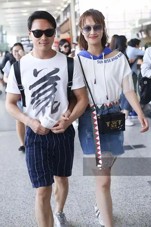 曹骏和蓝盈莹情侣合体现身牵手撒狗粮模样清新外表亮丽