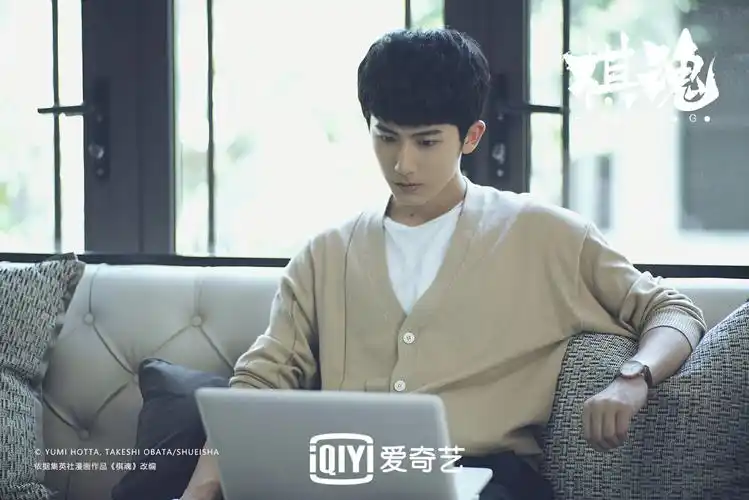 郝富申《棋魂》高分收官 港风写真眼神坚定深沉