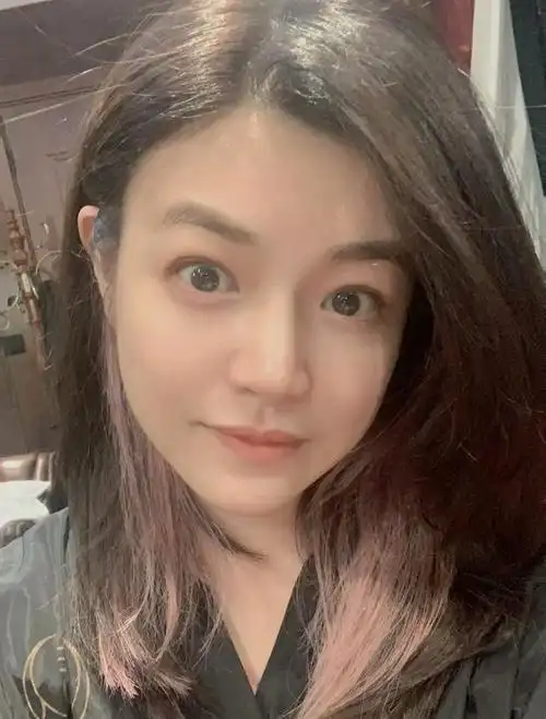 陈妍希素颜上阵怼脸自拍皮肤嫩如少女 挑战粉色头发圆粉红梦!