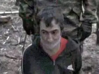 俄新纳粹将异族青年砍头制成录像传上网组图