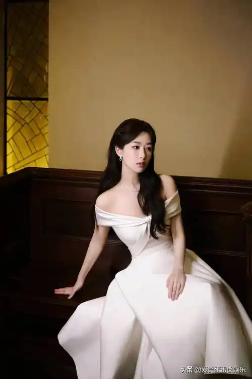 杨紫晒一字肩白裙美照 长发披肩尽显温柔贵气_照片_气质_感觉