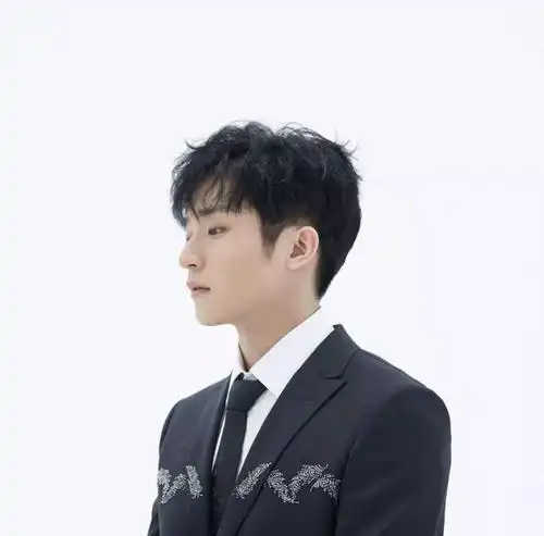 适合发际线高的13款男生短发_发型