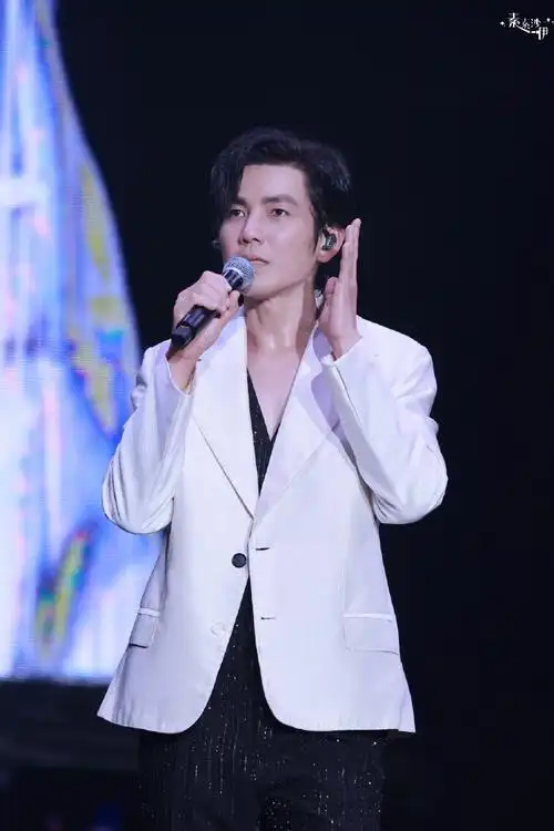 钟汉良超话白西装,一黑一白的两个扣子,小心思~小细节~#钟汉良o巡回