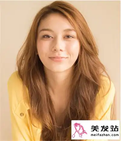 美发站 发型设计 发型脸型分享到:   自信的女孩子最美,利用偏分的