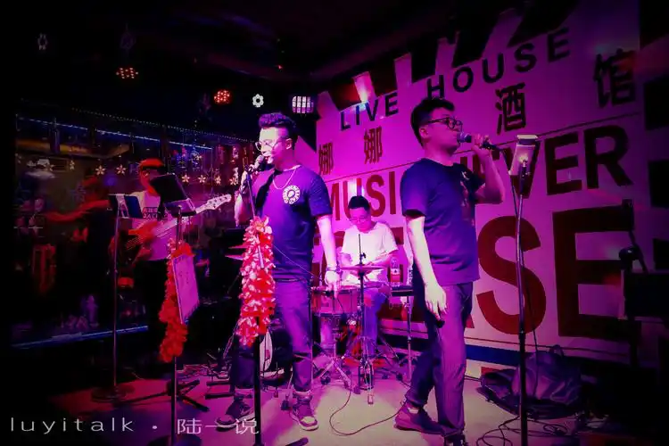 原创娜娜小酒馆 | 推开朱红的大门,看见霓虹与高脚椅,还有姑娘的长t恤