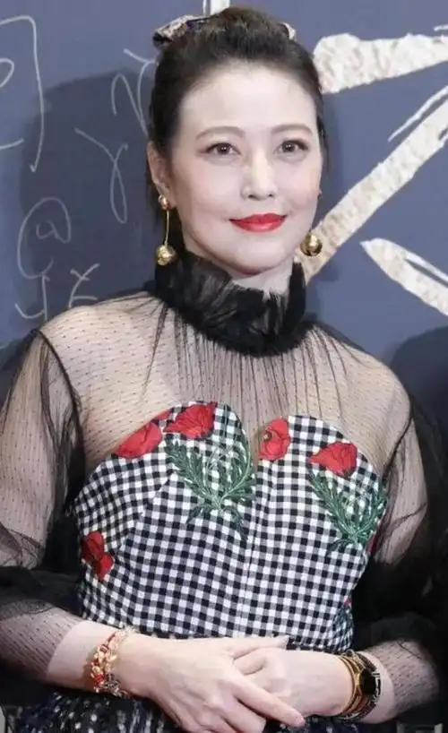 50岁黎姿法国新照片显年轻,55岁周海媚比她成熟,黎姿更像少女