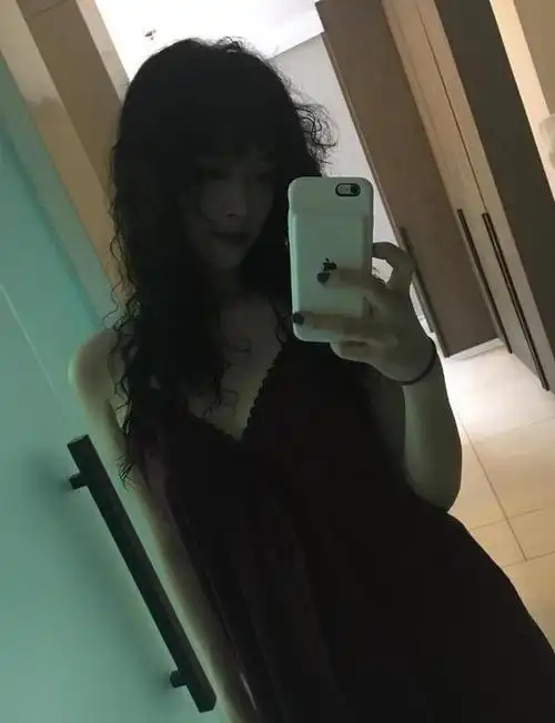 雪莉崔子巴厘岛约会 晒"半裸出浴"照