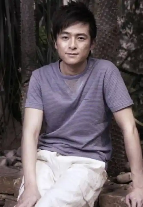 男朱雨辰,因母亲痛失汤唯错过姜妍,今43岁躺狗窝痛哭_朱母_儿子_身材