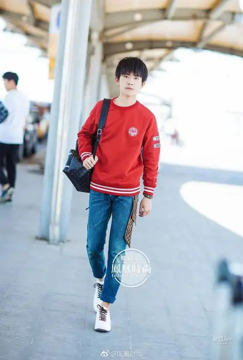 tfboys新闻170510时尚街拍大片来袭易烊千玺红色卫衣亮眼休闲