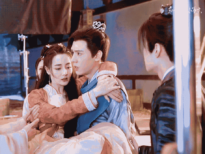 肖战公主抱任敏vs龚俊公主抱迪丽热巴##肖战任敏公主抱vs迪丽热屯