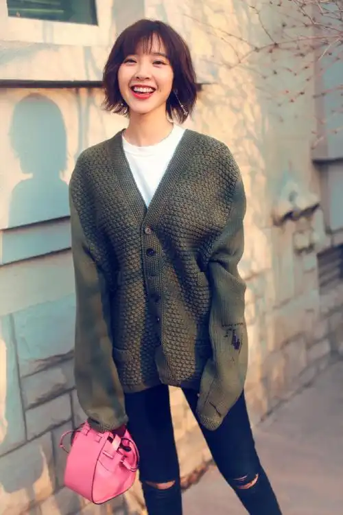 毛衣真不敢乱穿溜肩穿v领宽肩穿开衫唐艺昕做的就非常棒