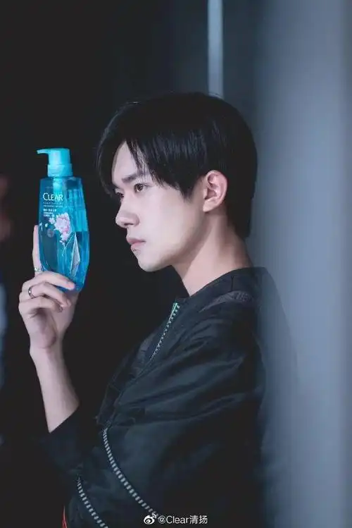清扬官博发来易烊千玺高清花絮照,你最爱代言人的哪一面?