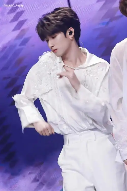 光影都会偏爱你#追星 #养成系 #舞台 #神级现场 #严浩翔 - 抖音