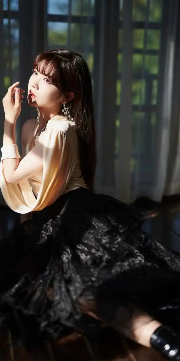 明星# #赖美云#  赖美云白色丝绸单肩上衣搭配黑色层叠裙,唯美友排