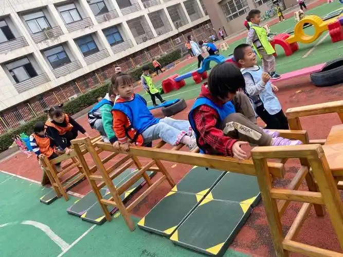 柏堰雅苑幼儿园户外混龄体育游戏活动剪影