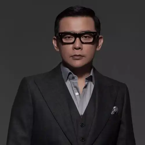 "雷颂德擅长写多种曲式,其中最叫人深刻的是他曾掀起中国香港电子舞曲