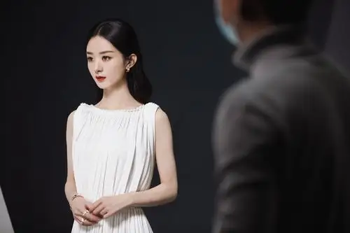 1/ 12 2021年2月3日讯,赵丽颖一组写真曝光.