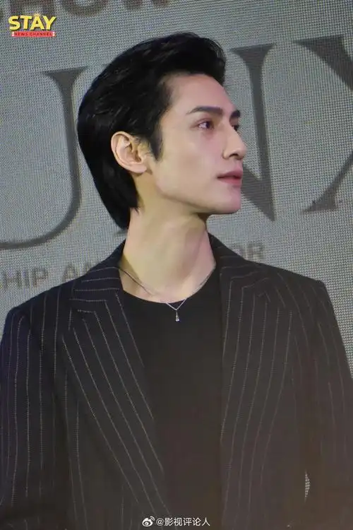 泰媒镜头下的大背头帅哥状态太好啦@罗云熙leo