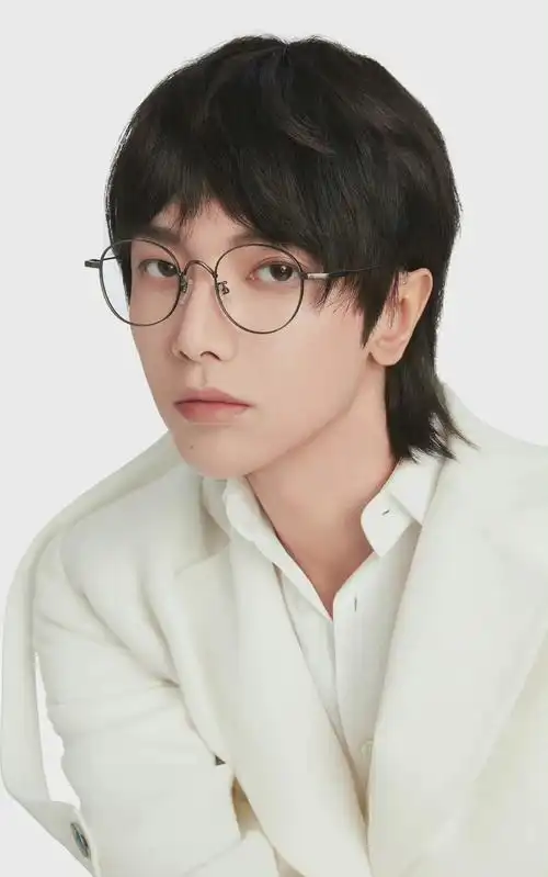 华晨宇新鲜眼镜大片 酷帅有范的花花……__财经头条