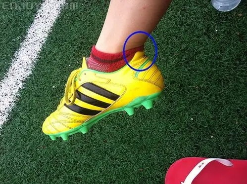 开大脚的时候触球后脚是不是不要抬高