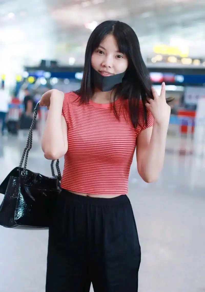 120斤女演员刘海儿造型街拍.很喜欢黑发刘海儿,近期又留黑长直了