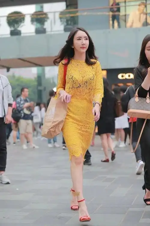 街拍美女小姐姐一件透视蕾丝裙可以穿出如此优雅的性感