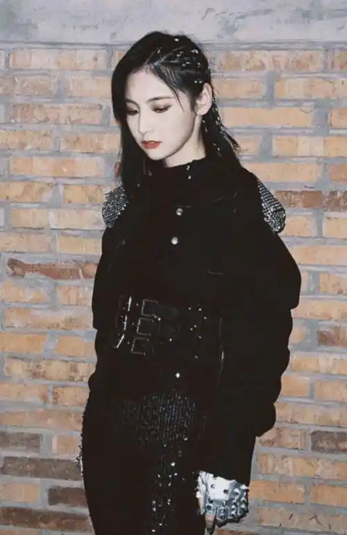 赵粤晒胶片感随拍写真复古感十足黑色铆钉装配小脏辫甜酷兼具