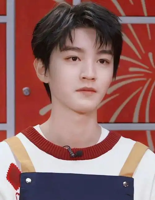 240128王俊凯帅气亮相粉丝回忆karry全场的可爱帅气时刻