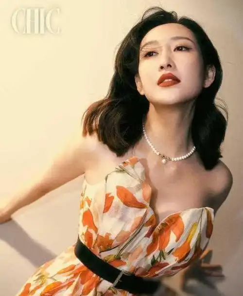 王鸥被曝怀孕生子后首登封面红唇大波浪韵味十足