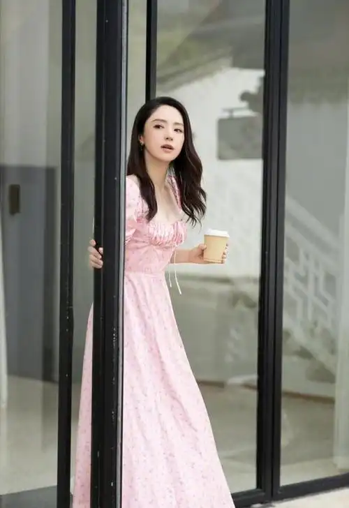 董璇真会扮嫩学小女生穿蓬蓬袖配背带裙清新减龄看着哪像40