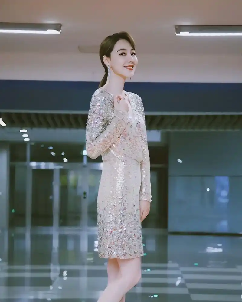 央视主持人王冠:和曹可凡传绯闻,两次从央视消失,38岁仍未婚