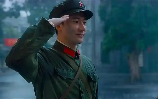 《芳华》里演员黄轩被爱情虐苦.另一部电影,苦中带甜,演技爆棚