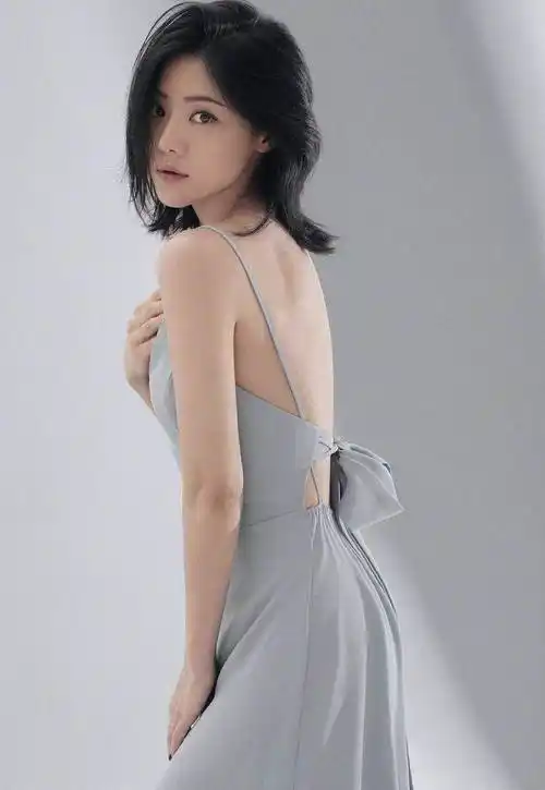 原创邓家佳港风写真绿色碎花高时尚长裙时尚十足双手都能握住腰