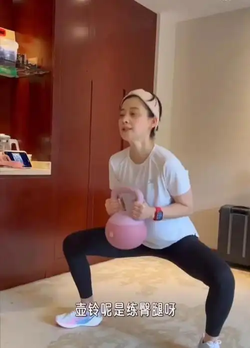 梅婷素颜健身在剧组拍戏长胖了5斤48岁的年纪还有身材焦虑