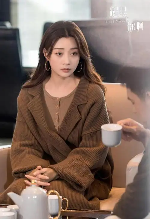 最近殷桃姐姐主要的电视剧《耀眼的你啊》,正在火热播放中,殷桃姐姐真