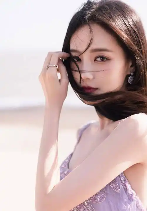 李一桐《男人装》性感写真_气息_曲线_那灵韵