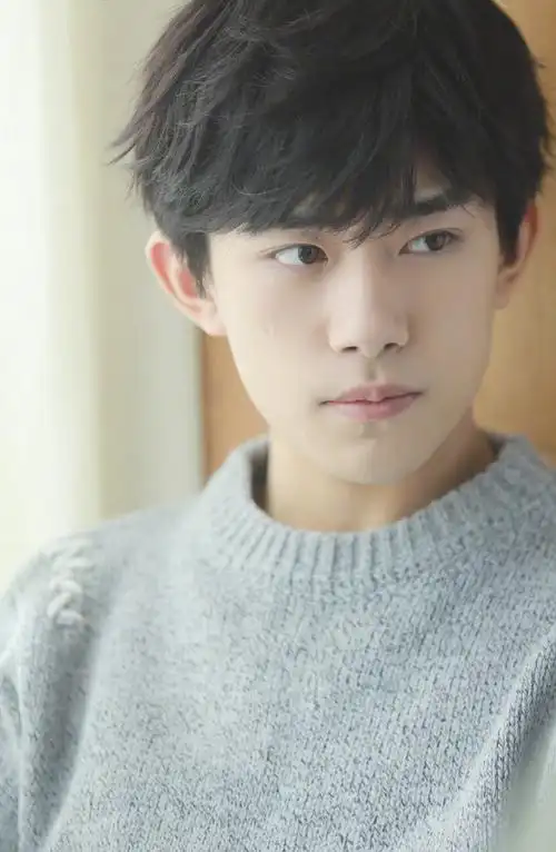 易烊千玺文艺暖男居家写真图片