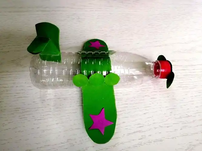 下面呢!我们就用废旧物做一个矿泉水瓶飞机一起动手来制作吧