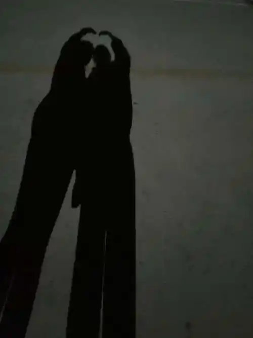 黑夜的一束光,两个影子慢慢的靠近