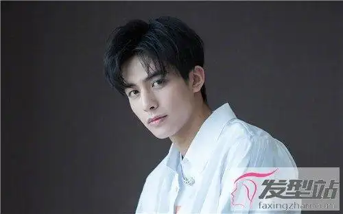 三七分偏分发型四学院风,学生气的一款短碎发,三七分的斜刘海搭配丰盈